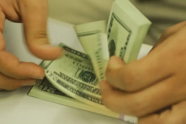 [Dólar sobre e Bolsa cai com alta do petróleo e guerra no Irã ainda sem resolução]