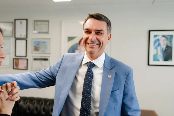 [Após soltura de Zambelli, Flávio Bolsonaro diz ter se emocionado ao imaginar liberdade do pai]