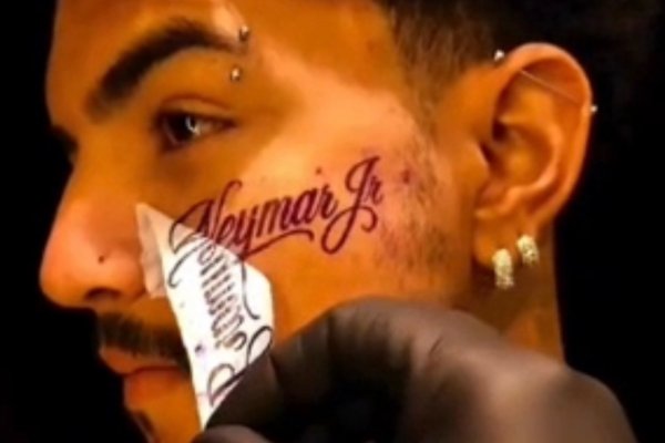 [Vídeo: fã tatua nome de Neymar no rosto após convocação e viraliza]
