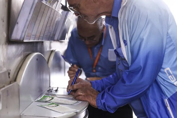 [Confira dezenas sorteadas na Mega-Sena 30 anos neste domingo]