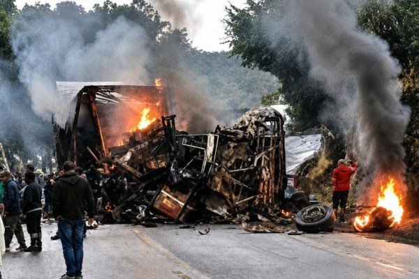 [Acidente entre ônibus e carreta deixa ao menos 8 mortos na BR-251 em MG]