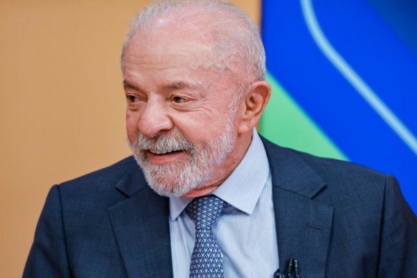 [Lula passa por sessão de radioterapia preventiva após retirada de câncer de pele]