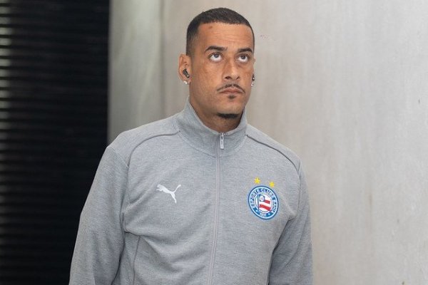 [Léo Vieira sofre lesão na primeira etapa de duelo contra Coritiba e precisa ser substituído no intervalo]