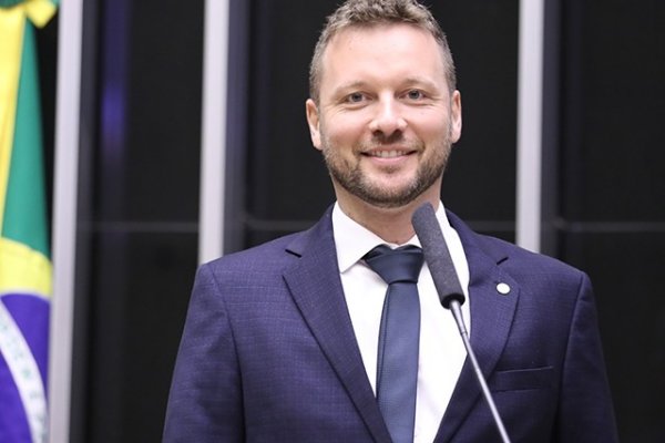[Vídeo: Após deputado bolsonarista pedir vista, análise PEC do fim da escala 6X1 é adiada para quarta-feira (27)]