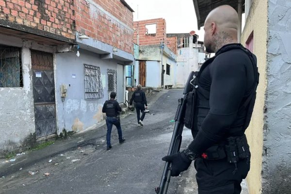[Três homens são presos em flagrante por venda ilegal de armas de fogo na Bahia  ]