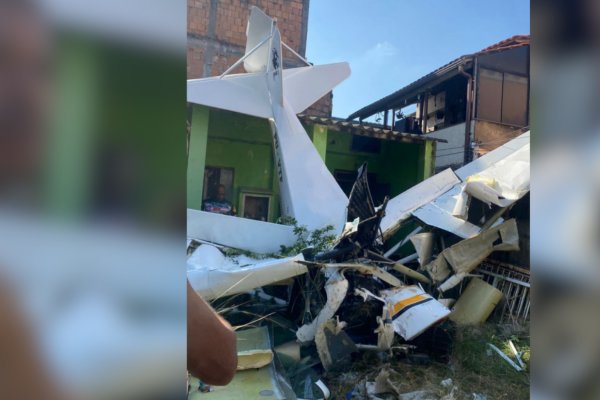 [Vídeo: avião de pequeno porte cai sobre residência em Nova Iguaçu, no RJ; piloto não resistiu]