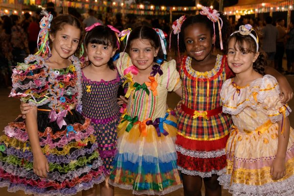 [Festejos juninos ajudam a preservar tradições culturais e aproximam estudantes das raízes nordestinas! ]