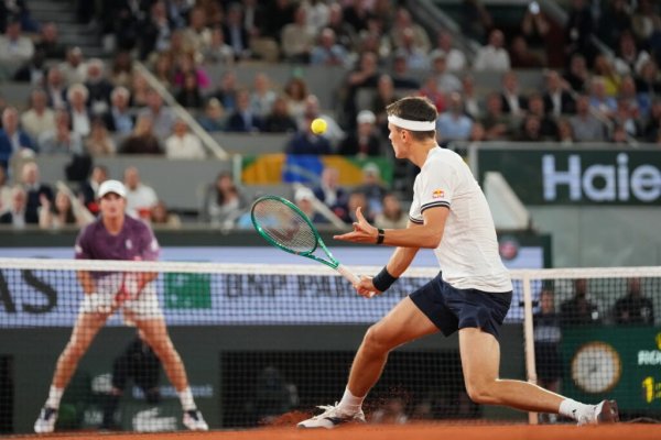 [Mensik elimina Fonseca nas quartas de Roland Garros após batalha no terceiro set]