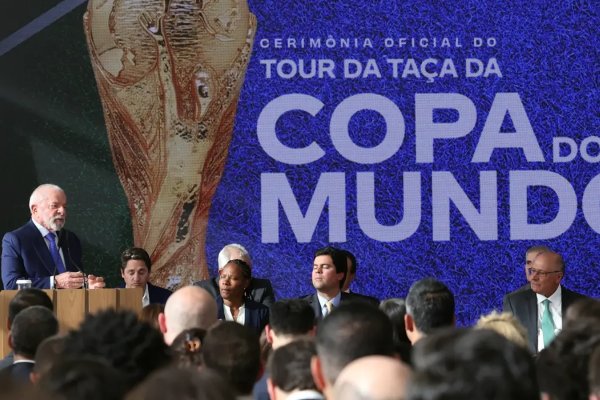 [Lula sanciona lei da Copa do Mundo Feminina e reconhece pioneiras]