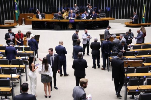 [Câmara aprova urgência de projeto que flexibiliza regras do garimpo no Brasil]