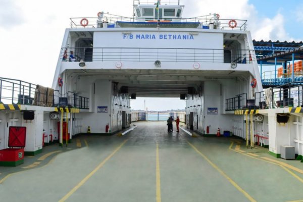 [Ferry-boat suspende transporte de veículos pesados e motos devido ao mau tempo]
