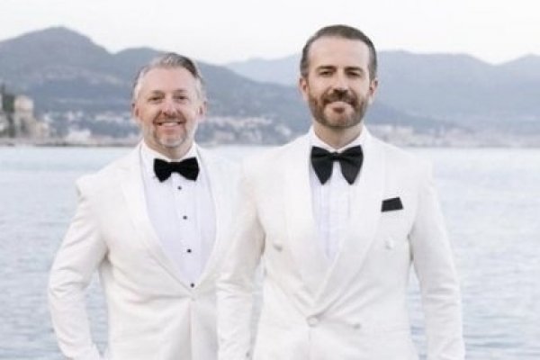 [Daniel Mafra e Ivan Wiese marcam 10 anos de união com celebração intimista na Costa Amalfitana e Capri! ]