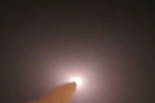 [Israel contraria Trump e bombardeia o Irã ]