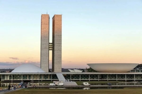 [Festa de São João esvazia Congresso na pré-campanha e ameaça votações ]