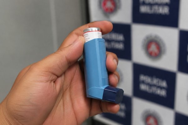 [Homem é flagrado com cocaína escondida em bombinha de asma]