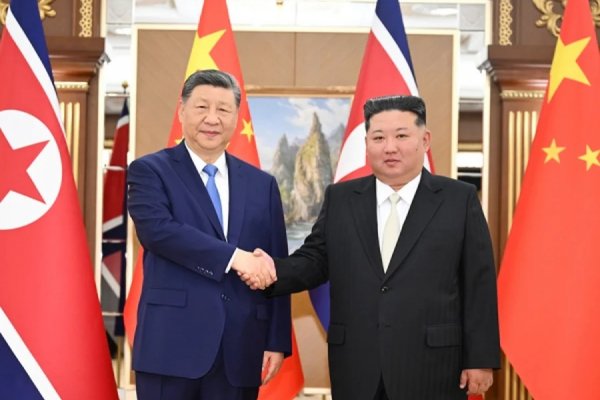 [Presidente da China promete apoiar líder da Coreia do Norte em rara visita ao país]