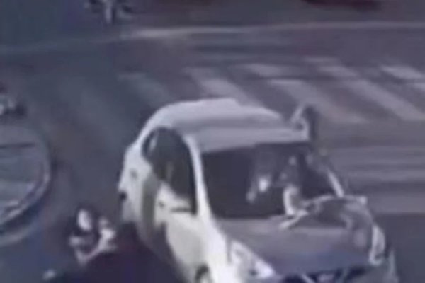 [Vídeo: Bebê fica preso em capô de carro após família ser atropelada na Paraíba]