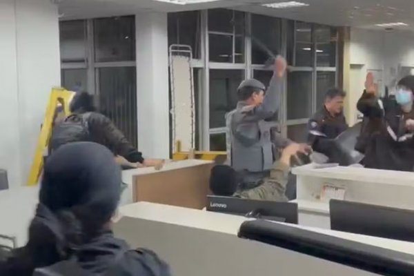 [Seis pessoas são presas ao tentar invadir prédio da USP; grupo estava armado com pedaços de madeira e cassetetes]