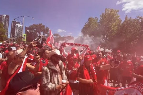 [Jornalista critica sobra de assentos em primeiro jogo da Copa no Canadá]