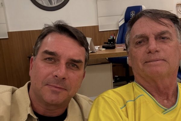 [Após visitar Bolsonaro, Flávio lamenta: “Não vou poder assistir ao jogo do Brasil com ele”]