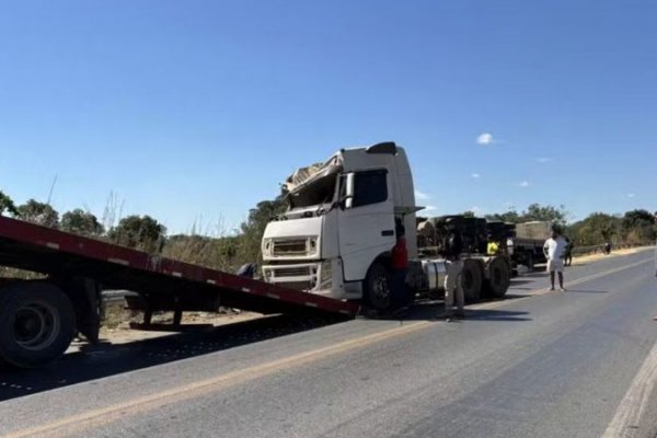 [Motorista de carreta morre em acidente na BR-242, no interior baiano]