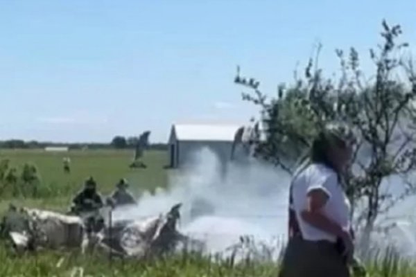 [ Queda de avião perto de aeroporto nos EUA mata 12 pessoas ]