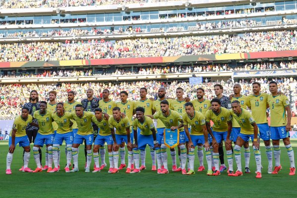 [Seleção bilionária estreia sob desconfiança]