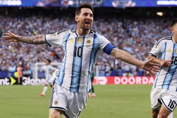 [Messi comanda vitória da Argentina sobre Argélia e se torna maior artilheiro da história das Copas]