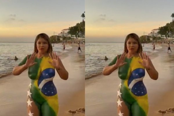 [Vídeo: Mulher pintada com as cores do Brasil surpreende banhistas no Porto da Barra]