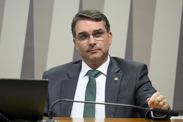 [Flávio Bolsonaro fala em simplificar licenciamento ambiental e revisar reforma tributária caso seja eleito]