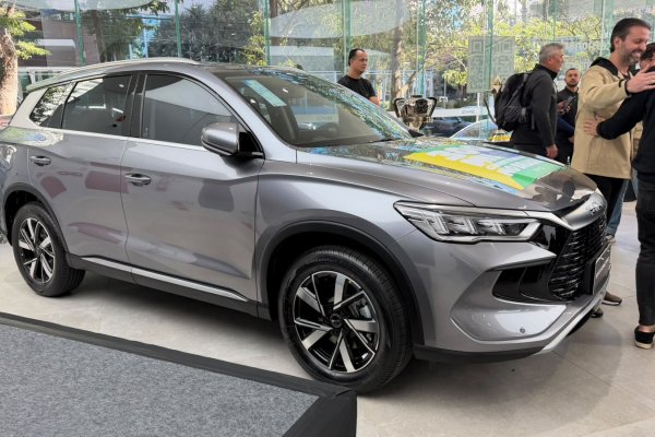 [BYD chega a 300 mil veículos vendidos e prepara novos suvs e picape híbrida PHEV flex ]