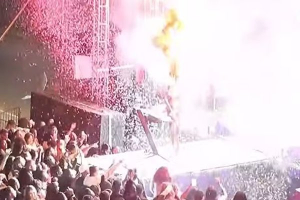 [Vídeo: balões infantis pegam fogo durante show de Thiago Aquino na Bahia]
