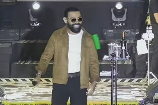 [Pablo é atingido por lata durante show na Bahia ]