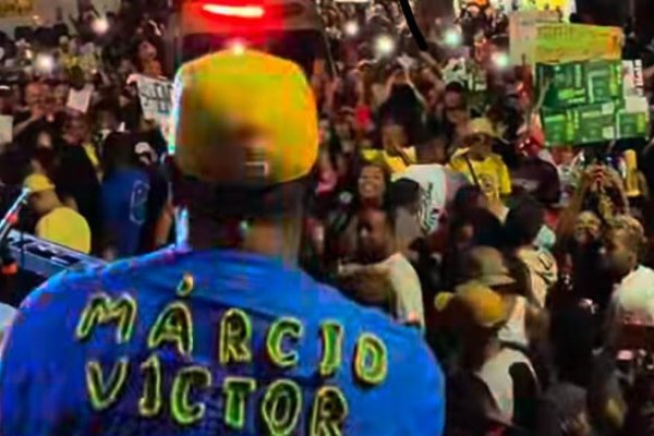 [Arma de policial dispara e deixa três feridos durante arrastão de Márcio Victor]