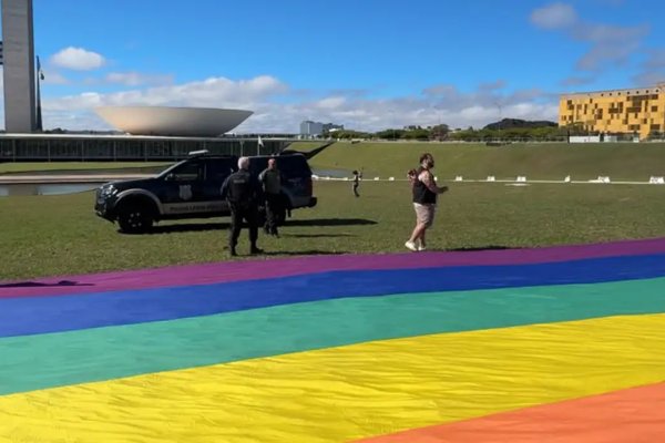 [Polícia legislativa proíbe bandeira LGBTQIA+ em gramado do Congresso]