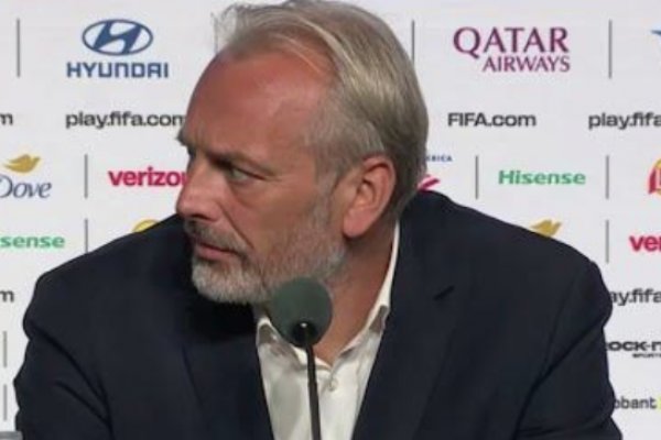[Vídeo: Treinador da RD Congo recebe notícia da morte do pai ao fim de coletiva da Copa]