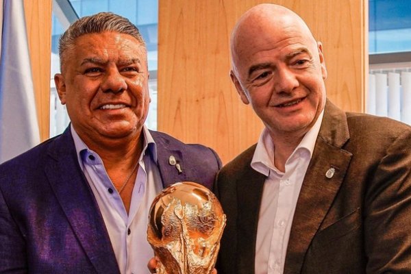 [Vídeo: Presidente da FIFA gera polêmica ao comemorar classificação da Argentina com presidente da AFA]