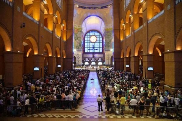 [Igrejas cancelam culto de domingo para fieis verem jogo do Brasil na Copa]