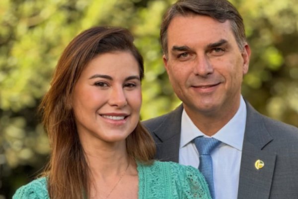[Equipe de Flávio Bolsonaro prepara esposa para reforçar campanha em gesto a mulheres]