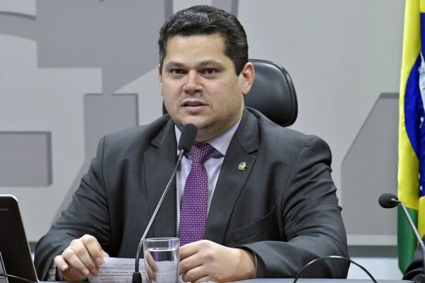 [Alcolumbre reage a fala de líder do PT e diz que ameaças não vão interferir na tramitação da PEC da jornada]