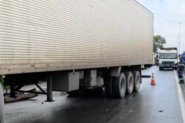 [BR-324 tem trecho interditado após acidente com carreta]