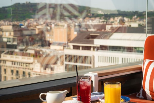 [Rooftop do Majestic Hotel & Spa Barcelona passa a servir café da manhã com vista panorâmica da cidade para hóspedes e visitantes! ]