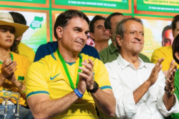 [Flávio Bolsonaro defende Valdemar após bloqueio de bens e fala em perseguição política]