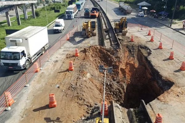 [Dnit decreta situação de emergência na BR-324 após cratera em trecho de Simões Filho]