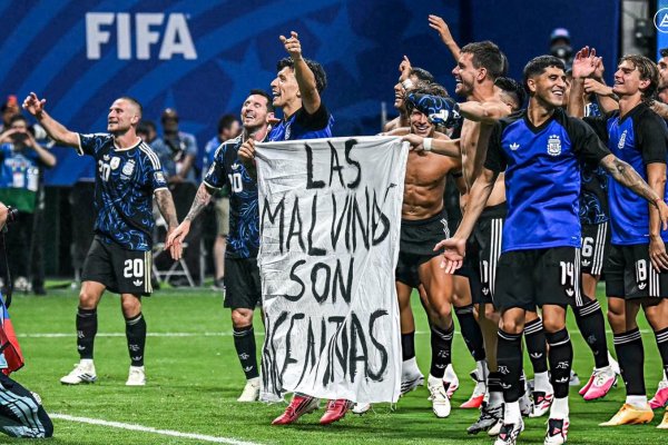 [Vídeo: Faixa sobre as Malvinas exibida por argentinos pode levar seleção à mira da Fifa antes da final]