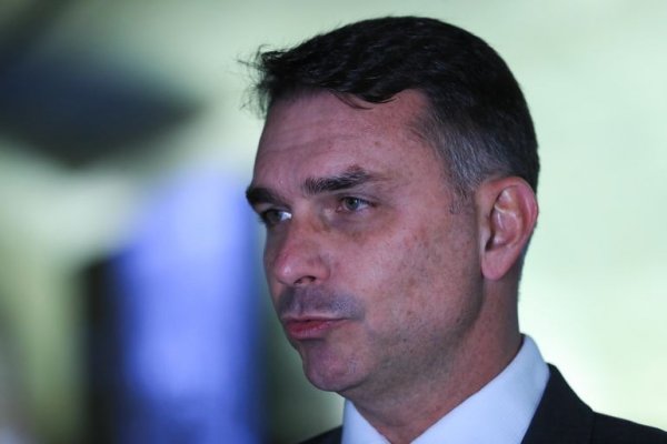 [Flávio Bolsonaro está desesperado com caso Master e age como lobista dos EUA, diz ministro de Lula]