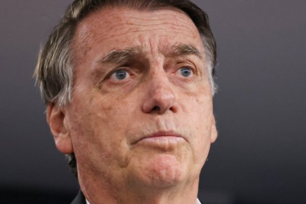 [Bolsonaro tem quadro de soluços por cerca de 36 horas, diz relatório médico]