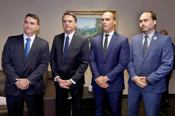 [Filhos de Bolsonaro criticam decisão que proíbe visitas ao ex-presidente por 30 dias]