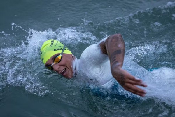 [Ana Marcela Cunha bate recorde sul-americano ao completar travessia do Canal da Mancha]