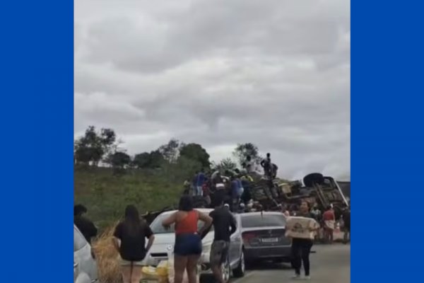 [Vídeo: caminhão-baú tomba e carga de alimentos congelados é saqueada na Bahia ]